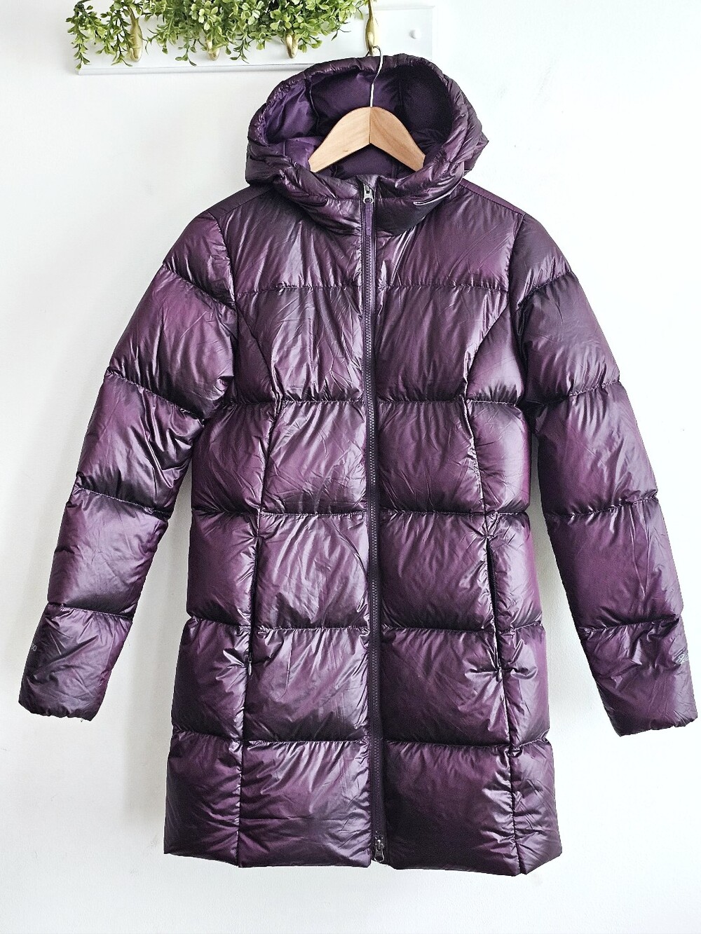 Eddie Bauer Luna Peak Women’s Burgundy Quilted Down Hooded Parka Size Small